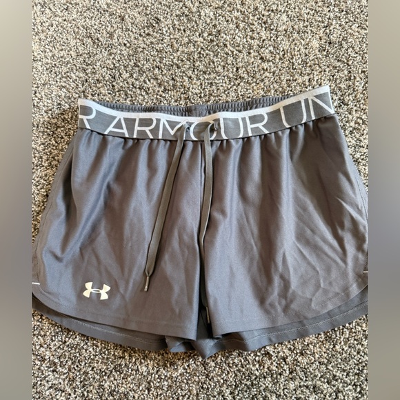 Women’s Under Armour Charcoal Athletic Shorts Size Small - Picture 1 of 3